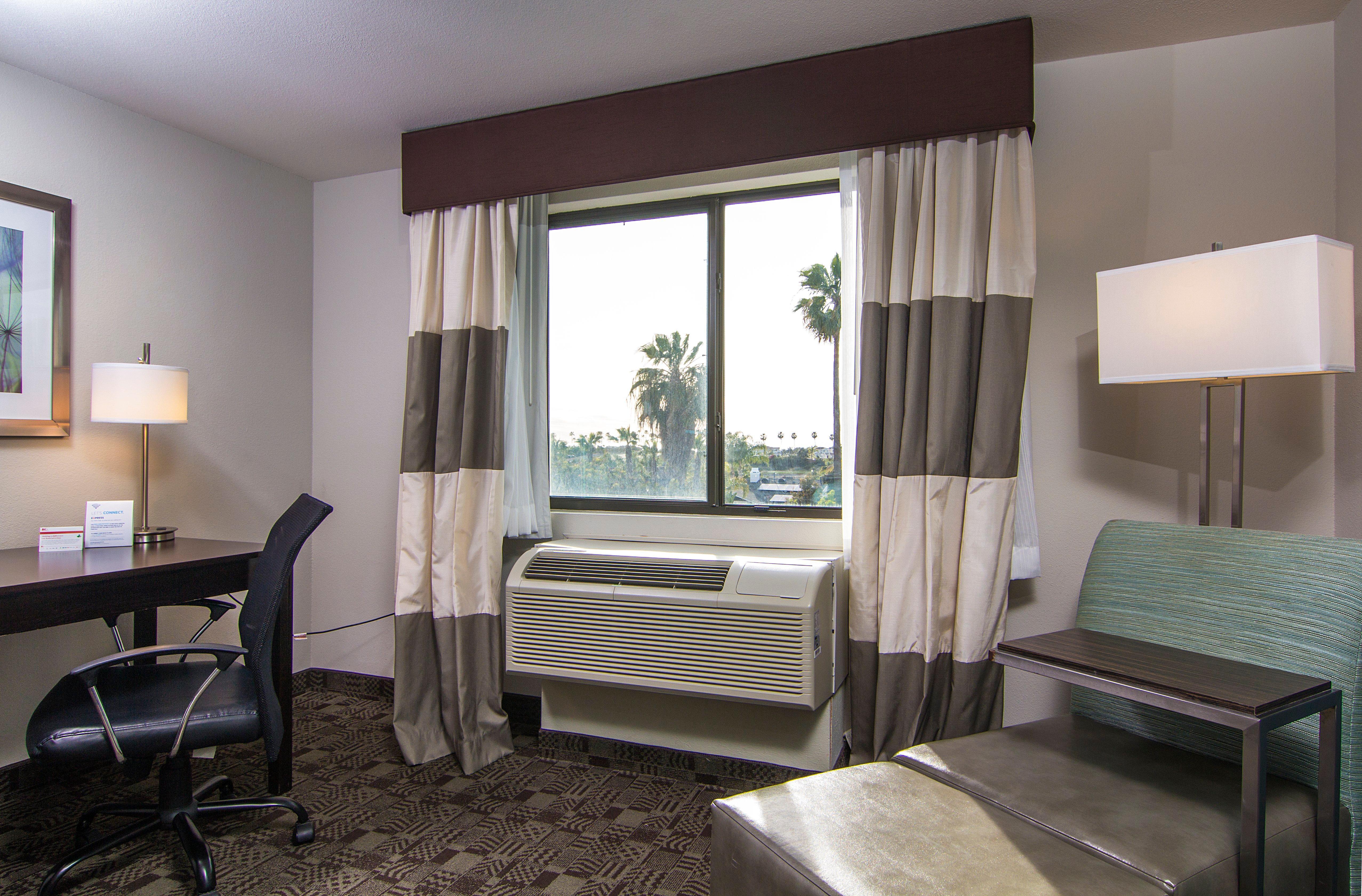 Holiday Inn Express Hotel & Suites Carlsbad Beach By Ihg Exterior foto